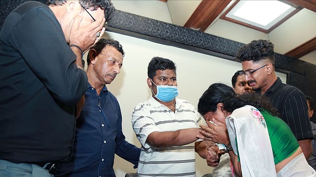 നഷ്ടപ്പെട്ട മകന്റെ കൈകളില് ഫുട്ബോള് സമ്മാനിച്ച് അച്ഛന്, ചേര്ത്ത് പിടിച്ച് അമ്മയും സഹോദരനും