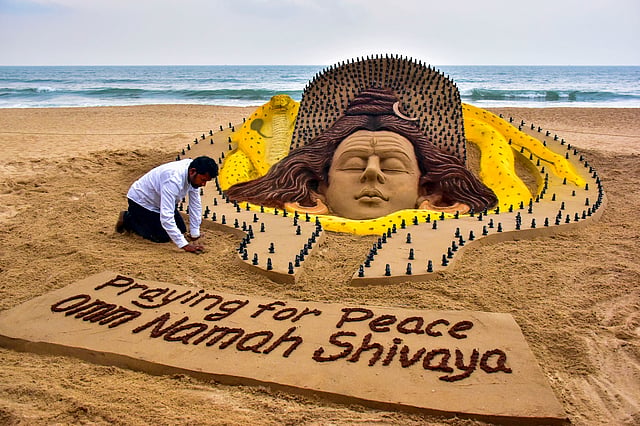 കലാകാരൻ സുദർശൻ പട്നായിക് നിർമ്മിച്ച പരമശിവന്റെ മണൽശിൽപ്പം
