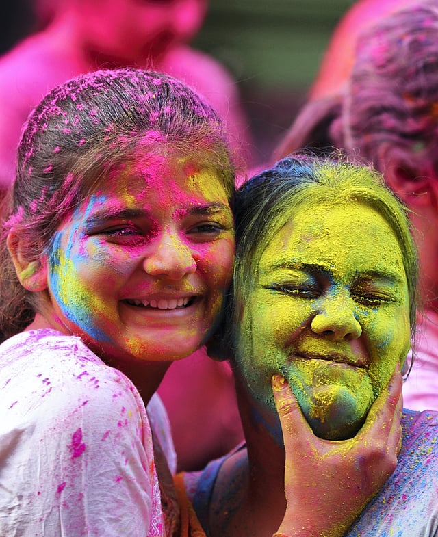 ഹോളി 'കളറാക്കി' കുട്ടികൾ
