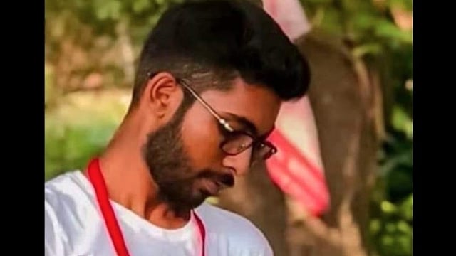 സിദ്ധാര്ത്ഥനെ നാലിടത്തു വെച്ച് മര്ദ്ദിച്ചു, വിവരം പുറത്തറിയാതിരിക്കാന് ഫോണ് പിടിച്ചുവാങ്ങി; പൊലീസ് എത്തുംമുമ്പ് മൃതദേഹം അഴിച്ചുമാറ്റി