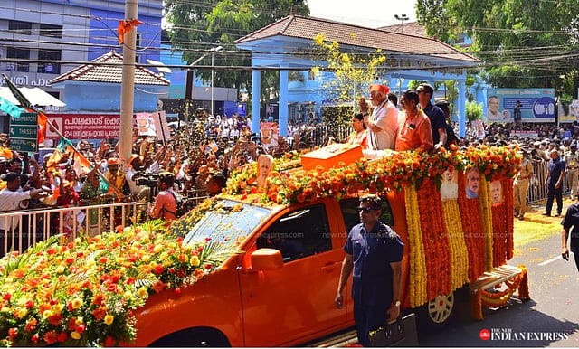 കത്തുന്ന വെയിലത്ത് റോഡിന്റെ ഇരുവശത്തും തടിച്ചുകൂടിയ പ്രവര്ത്തകരോട് നന്ദി പറയുന്ന പ്രധാനമന്ത്രി