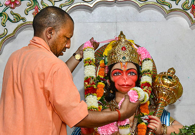 ഹനുമാൻ ജയന്തി ദിനത്തിൽ യുപി മുഖ്യമന്ത്രി യോഗി ആദിത്യനാഥ് പ്രാർത്ഥന നടത്തുന്നു