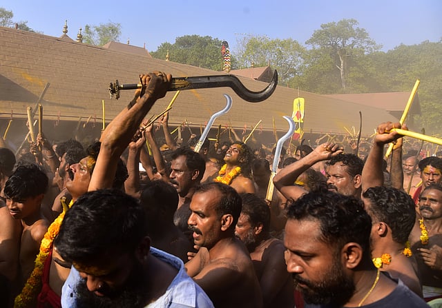 കാവു തീണ്ടലിന്റെ ഭാഗമായി കോമരങ്ങള് പ്രദക്ഷിണം വയ്ക്കുന്നു