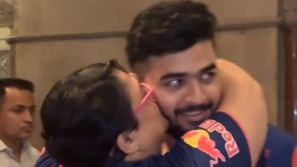 'ഒരാളും നിങ്ങളെ ഇങ്ങനെ സ്നേഹിക്കില്ല'- റിയാൻ പരാഗിനെ കെട്ടിപ്പിടിച്ച്, ഉമ്മ വച്ച് അമ്മ (വീഡിയോ)