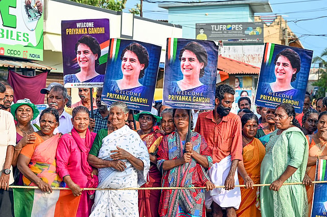 പ്രിയങ്ക ഗാന്ധി റോഡ് ഷോയ്ക്കിടെ
