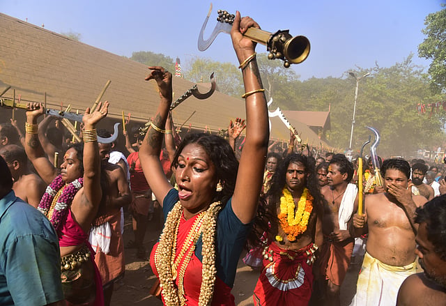 കാവു തീണ്ടലിന്റെ ഭാഗമായി കോമരങ്ങള് പ്രദക്ഷിണം വയ്ക്കുന്നു