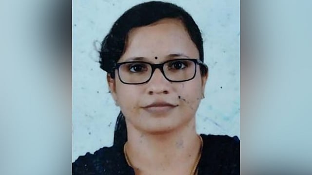 അനീഷ്യയുടെ ആത്മഹത്യ: സിബിഐ അന്വേഷിക്കണം; ഗവര്‍ണറെ കണ്ട് ബന്ധുക്കള്‍