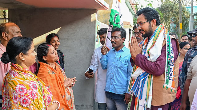 റാണാഘട്ട് മണ്ഡലത്തിലെ തൃണമൂല് സ്ഥാനാർഥി മുകുത് മണി അധികാരി വീടു കയറി വോട്ട് ചോദിക്കുന്നു