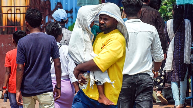 കനത്ത വെയിലില് കുട്ടിയുടെ തലയില് തുണി ഇട്ടുകൊണ്ട് റോഡിലൂടെ നടന്നു പോകുന്നയാള്. ഭുവനേശ്വറില് നിന്ന്