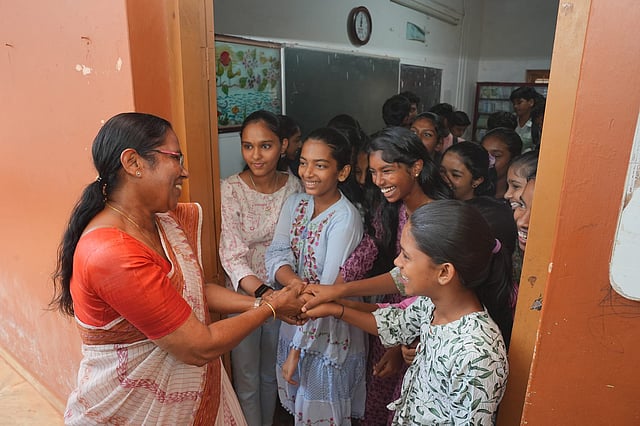 വ്യാജപ്രചാരണത്തിലൂടെ വ്യക്തിഹത്യ തുടരുന്നു; തെരഞ്ഞെടുപ്പ് കമ്മീഷനെ സമീപിക്കുമെന്ന് കെകെ ശൈലജ