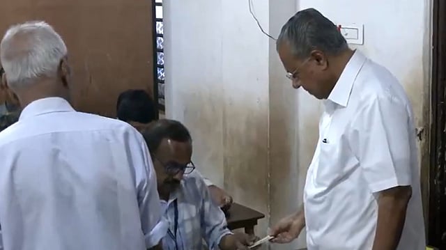 വീട്ടിൽ നിന്ന് നടന്ന് ബൂത്തിലേക്ക്, വഴിയിൽ കണ്ടവരോട് കുശലാന്വേഷണം; വരി നിന്ന് വോട്ട് ചെയ്ത് മുഖ്യമന്ത്രി