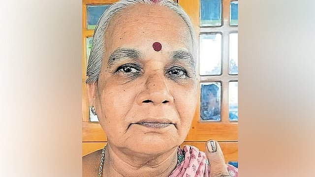 8 വർഷമായി മായാതെ ചൂണ്ടു വിരലിലെ മഷി അടയാളം! വോട്ട് ചെയ്യാനാകാതെ 62കാരി