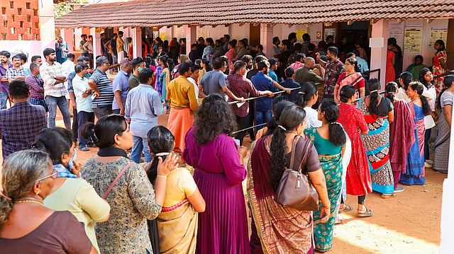 അവസാന വോട്ട് രേഖപ്പെടുത്തിയത് രാത്രി 11.43ന്, പോളിങ് 7.16% കുറഞ്ഞു; ഫലമറിയാന് ഇനി 37 ദിനങ്ങള്