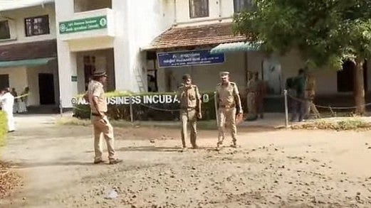 കാര്ഷിക സര്വകലാശാല ക്യാംപസില് രണ്ടു സെക്യൂരിറ്റി ജീവനക്കാര് മരിച്ചനിലയില്, അന്വേഷണം