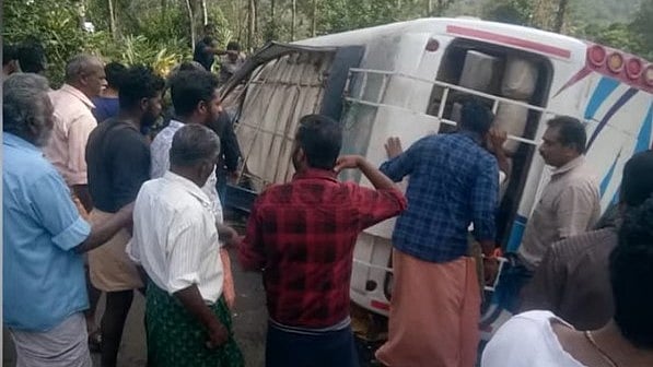ഇടുക്കിയില്‍ വിനോദ സഞ്ചാരികളുടെ 
ബസ് മറിഞ്ഞു; 
പത്ത് വയസുകാരി ഉള്‍പ്പെടെ രണ്ട് പേര്‍ മരിച്ചു