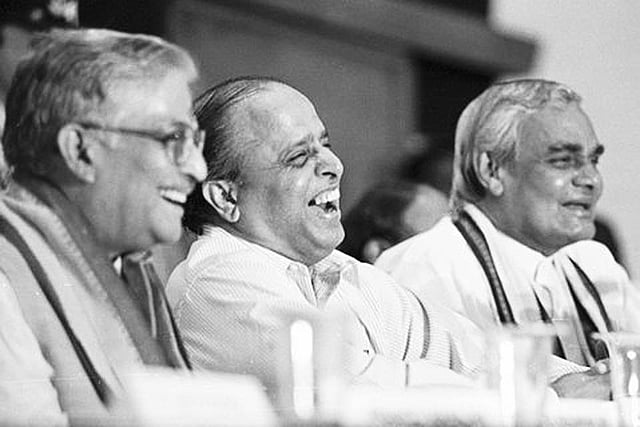 പ്രധാനമന്ത്രി എ.ബി വാജ്പേയി,മന്ത്രി മുരളി മനോഹർ ജോഷി,ഐ.എസ്.ആർ.ഒ ചെയർമാൻ ഡോ.കെ. കസ്തൂരിരംഗൻ എന്നിവർ
പി.എസ്.എൽ.വി സി-2 റോക്കറ്റ് വിക്ഷേപണം വിജയിച്ചപ്പോൾ(മെയ്,1999)