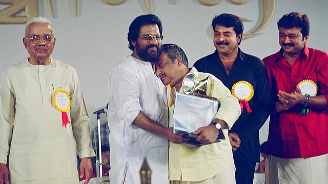 ഹർഷബാഷ്പം തൂകി...
ആദ്യ ‘സ്വരലയ’പുരസ്കാരം യേശുദാസിൽ നിന്ന് ഏറ്റുവാങ്ങിയ ശേഷം പി.ജയചന്ദ്രൻ.വേദിയിൽ ഒപ്പം, മുഖ്യമന്ത്രി ഇ.കെ നായനാർ,മമ്മൂട്ടി,ജയറാം