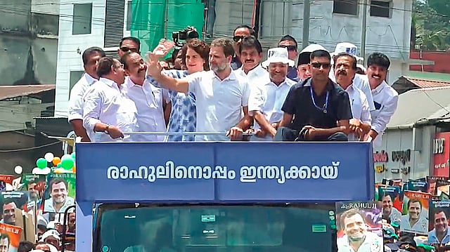 പ്രിയങ്കയ്ക്കൊപ്പം പ്രവര്ത്തകരെ ഇളക്കിമറിച്ച് രാഹുല്; വന് റോഡ് ഷോ, പത്രികാ സമര്പ്പണം