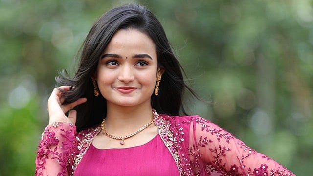 ‘ഇനി ഞാന് കൂടി തീരുമാനിക്കും ആര് ഭരിക്കണമെന്ന്': കന്നിവോട്ട് ചെയ്യാന് മീനാക്ഷി