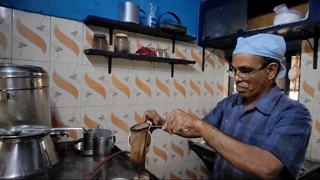 സഖാവിന്റെ 'അയോധ്യ' ചായക്കട, ഇവിടെ രാഷ്ട്രീയവും പറയാം ചായയും കുടിക്കാം