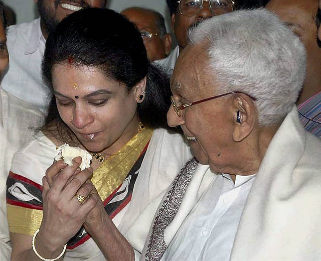 പദ്മജ അച്ഛന് കെ കരുണാകരനൊപ്പം