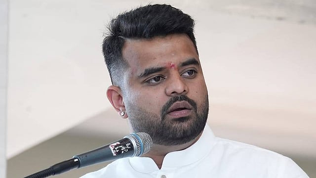 അശ്ലീല വീഡിയോ വിവാദം: ദേവഗൗഡയുടെ കൊച്ചുമകനെതിരെ അന്വേഷണം; രാജ്യം വിട്ട് ജെഡിഎസ് സ്ഥാനാര്ത്ഥി