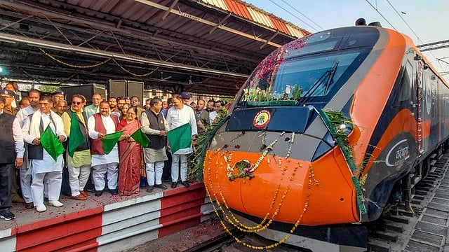 കുറഞ്ഞ സമയത്തിനുള്ളില് കൂടുതല് സ്റ്റോപ്പ്, വന്ദേ മെട്രോ ഈ വര്ഷം തന്നെ; പരീക്ഷണ ഓട്ടം ജൂലൈ മുതല്