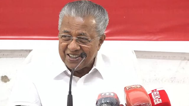 'എപ്പോഴും ഞാന്‍ വന്നിരിക്കുമ്പോഴാണ് പ്രശ്‌നം'; വീണ്ടും മൈക്ക് പിണങ്ങി; പൊട്ടിച്ചിരിയോടെ മുഖ്യമന്ത്രി