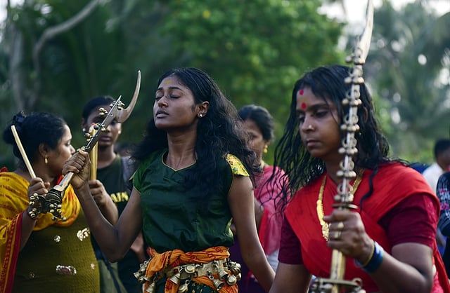 കാവു തീണ്ടലിനു മുന്നായി കടലില് കുളിച്ച കോമരങ്ങള് കാവിലക്കു നീങ്ങുന്നു
