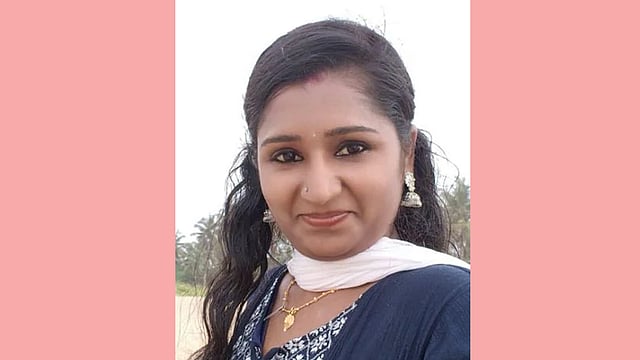 പിഞ്ചുകുഞ്ഞിനെ കഴുത്തു ഞെരിച്ചു കൊന്നു; അമ്മ കൈ ഞരമ്പു മുറിച്ച് വീടിനു മുന്നിലെ മരത്തിൽ തൂങ്ങിമരിച്ച നിലയിൽ