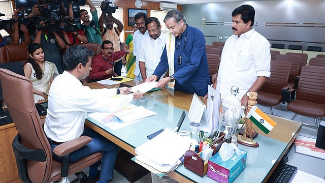 തിരുവനന്തപുരത്ത് മത്സരം കോണ്‍ഗ്രസും ബിജെപിയും തമ്മില്‍: ശശി തരൂര്‍