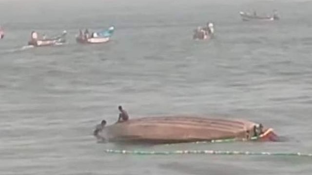 മുതലപ്പൊഴിയില് വീണ്ടും വള്ളം മറിഞ്ഞു; മൂന്ന് മത്സ്യത്തൊഴിലാളികള് നീന്തിക്കയറി