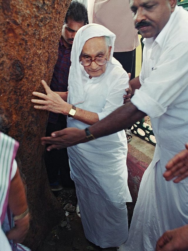 തിരുവനന്തപുരത്ത് എ. ഗ്രൂപ്പുകാരുടെ അക്രമത്തിൽ നിന്ന് ലീഡറെ രക്ഷിച്ചു കൊണ്ടുപോകുന്നു