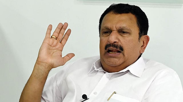 k muraleedharan against pinrayi vijayan, pm modi