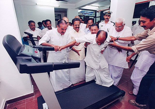 കാലിടറരുത്:ട്രെഡ്മില്ലിൽ കാൽ വഴുതി വീഴുന്ന എ.കെ.ആന്റണിയെ രക്ഷിക്കുന്ന കെ.എം.മാണി, പി.പി. ജോർജ്ജ്, എം.എം.ഹസൻ, വക്കം പുരുഷോത്തമൻ
