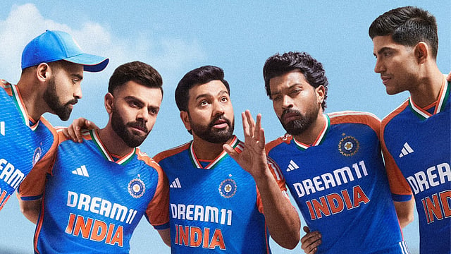 ലോകകപ്പിനുള്ള ഇന്ത്യൻ ജേഴ്സി എത്തി, ഹെലികോപ്റ്ററിൽ തൂങ്ങി! (വീഡിയോ)