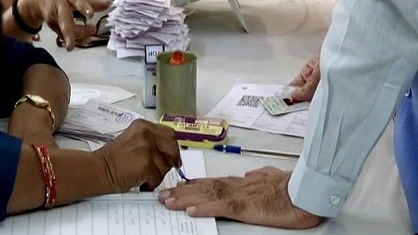 മഷി പുരട്ടിയ കൈകളുമായി പോകൂ; തീയറ്ററില് നിന്ന് പകുതി പൈസയ്ക്ക് സിനിമ കാണാം