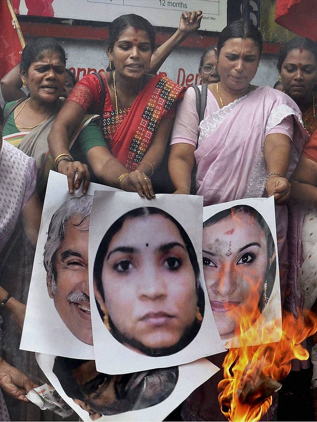 സോളാര് പ്രതിഷേധം 2013-ല് കൊച്ചി നഗരത്തില് മഹാളാസംഘം പ്രവര്ത്തകര് ഉമ്മന് ചാണ്ടിയുടേയും സരിതാനായരുടേയും ചിത്രങ്ങള് കത്തിക്കുന്നു