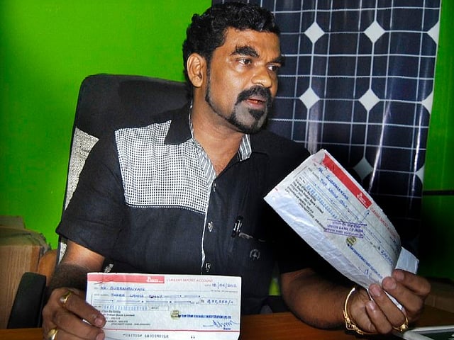 ടീം സോളാര് കമ്പനിയുടെ ഫ്രാഞ്ചൈസി എടുത്ത് കബളിക്കപ്പെട്ട പി.കെ സുബ്രഹ്മണ്യന് സരിതയും ബിജു രാധാകൃഷ്ണനും നല്കിയ വണ്ടിചെക്കുകള് പൊലീസിനെ കാണിക്കുന്നു