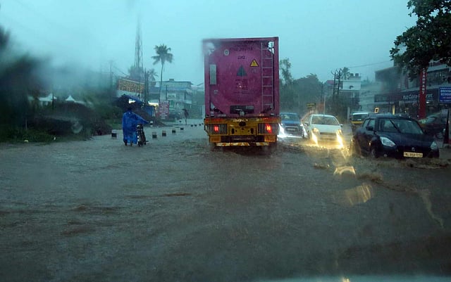 കൊച്ചിയില് പെയ്ത കനത്ത മഴയെത്തുടര്ന്ന് താഴ്ന്ന പ്രദേശങ്ങളില് വെള്ളക്കെട്ട്