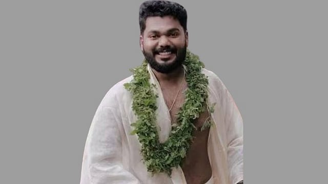 രാഹുലിനെ രാജ്യം വിടാന് സഹായിച്ചു, പൊലീസ് ഉദ്യോഗസ്ഥനെ സസ്പെന്ഡ് ചെയ്തു