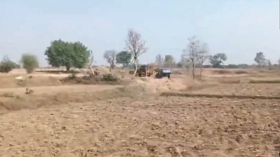 മധ്യപ്രദേശില് മണല്ക്കടത്ത് സംഘം സബ് ഇന്സ്പെക്ടറെ ട്രാക്ടര് കയറ്റി കൊന്നു