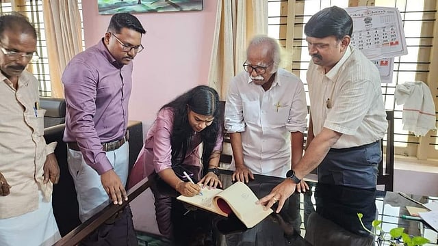 ആഡംബരമില്ലാതെ ലളിത വിവാഹം, മാതൃകയായി ശ്രീധന്യ; രജിസ്ട്രേഷന് ഐജിക്ക് വീട്ടില് രജിസ്റ്റര് വിവാഹം