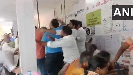 വരി നില്‍ക്കാതെ വോട്ടു ചെയ്യാന്‍ ശ്രമം, ചോദ്യം ചെയ്തയാളെ അടിച്ച് എംഎല്‍എ, തിരിച്ചടിച്ച് യുവാവ്, സംഘര്‍ഷം ( വീഡിയോ)