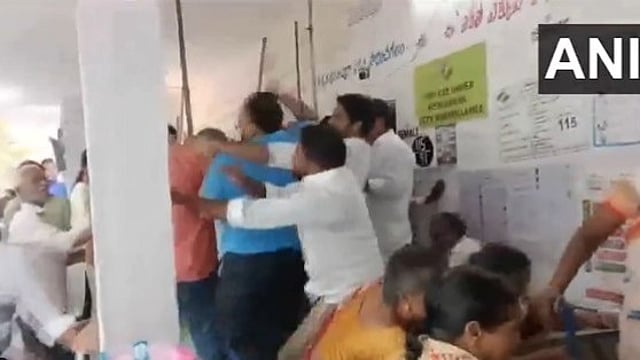 വരി നില്ക്കാതെ വോട്ടു ചെയ്യാന് ശ്രമം, ചോദ്യം ചെയ്തയാളെ അടിച്ച് എംഎല്എ, തിരിച്ചടിച്ച് യുവാവ്, സംഘര്ഷം ( വീഡിയോ)