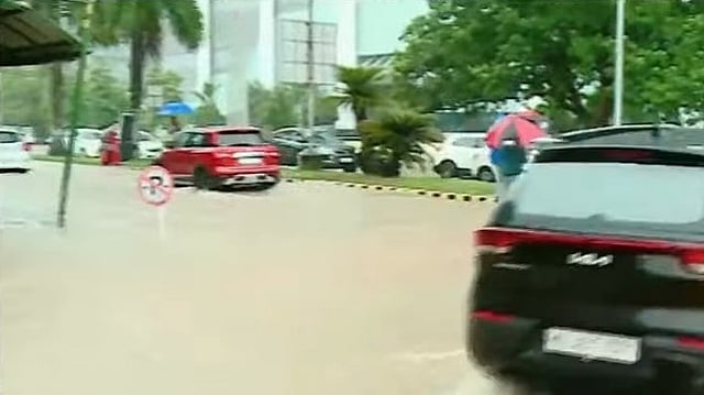 വെള്ളത്തില് മുങ്ങി കൊച്ചി,ഗതാഗതക്കുരുക്ക്; നെയ്യാറ്റിന്കര ശ്രീകൃഷ്ണസ്വാമി ക്ഷേത്രത്തിന്റെ മതില് ഇടിഞ്ഞുവീണു, ആറു ജില്ലകളില് കനത്തമഴ