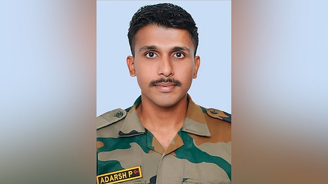 സൈനിക വാഹനത്തിന് മുകളിൽ കല്ല് വീണു; മലയാളി ജവാന് ദാരുണാന്ത്യം