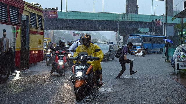നിർത്താതെ പെയ്ത മഴയിൽ റോഡിലെ വെള്ളക്കെട്ടിലൂടെ നീങ്ങുന്ന വാഹനങ്ങൾ
