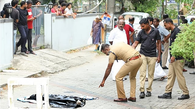 ജനിച്ചയുടന് വായില് തുണിതിരുകി, കഴുത്തില് ഷാളിട്ട് മുറുക്കി മരണം ഉറപ്പാക്കി; കൊച്ചിയിലെ നവജാതശിശുവിന്റേത് അതിക്രൂര കൊലപാതകം