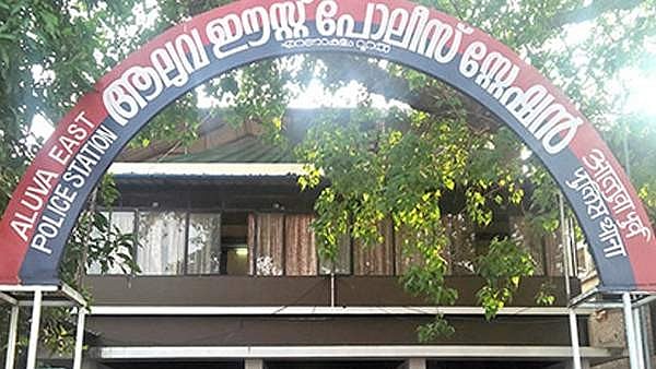 ആലുവയില്‍ 12 വയസുകാരിയെ കാണാതായി, തട്ടിക്കൊണ്ടുപോയതെന്ന് സംശയം